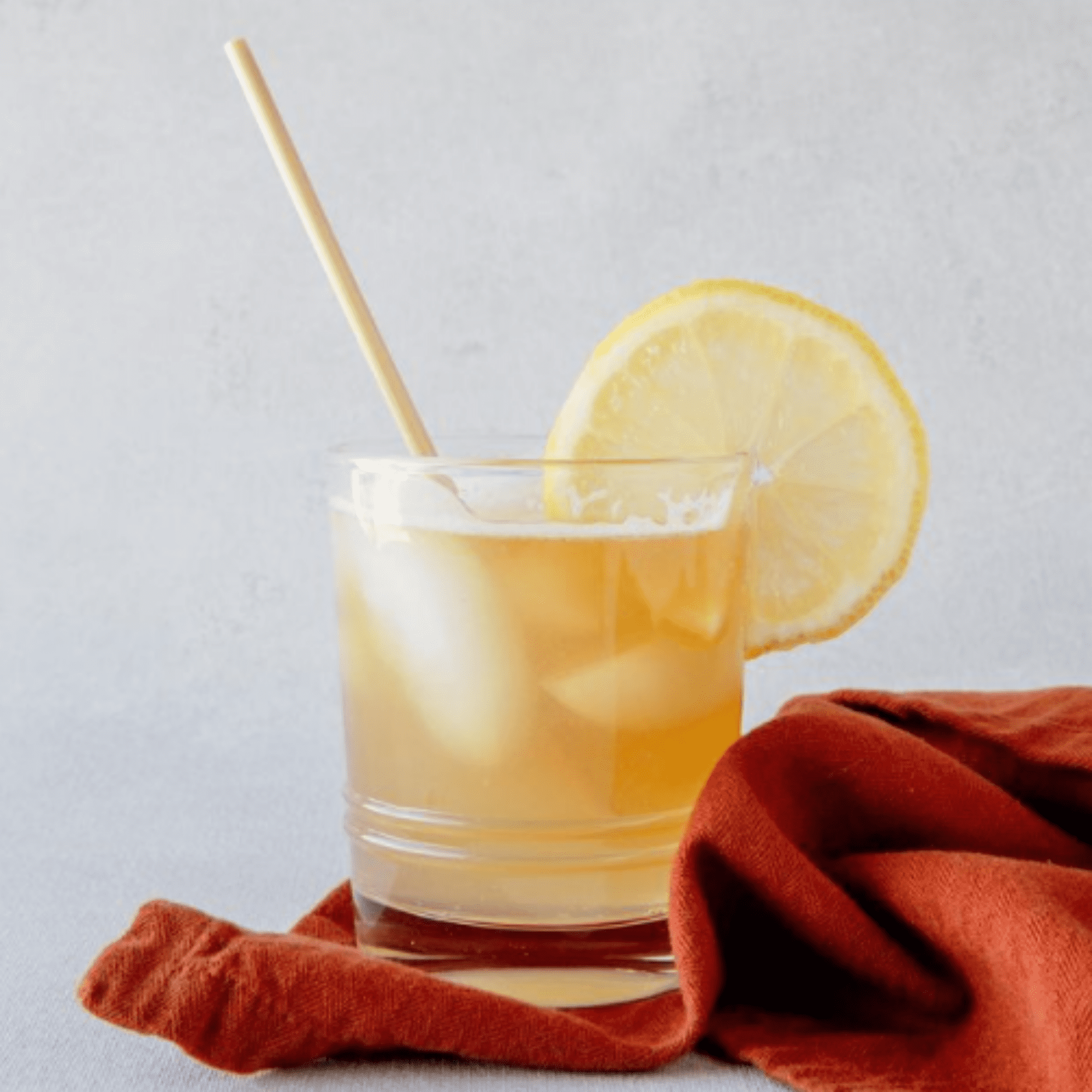 iced tea garnish with large lemon and wheat straw